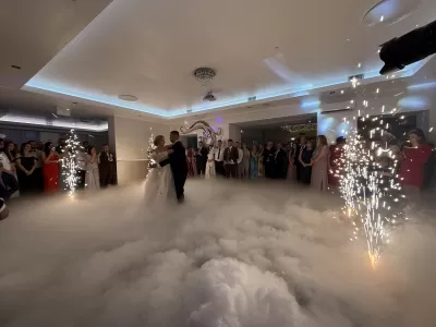 Fontanny iskier na weselu w Lublinie, złote iskry tryskające w powietrze