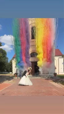 Miny dymne podczas wesela w Radomiu, kolorowy dym na parkiecie.