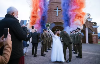 Miny dymne emitujące kolorowy dym podczas wesela w Kielcach, efektowna atrakcja wieczoru.