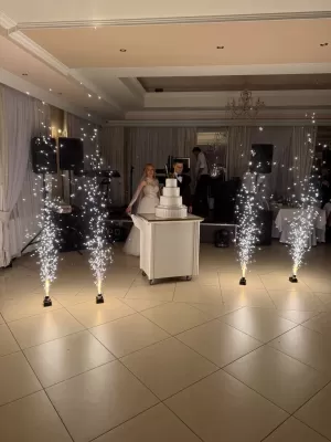 Fontanny iskier na weselu w Chełmie, efektowne iskrzące fontanny oświetlające nocną zabawę.