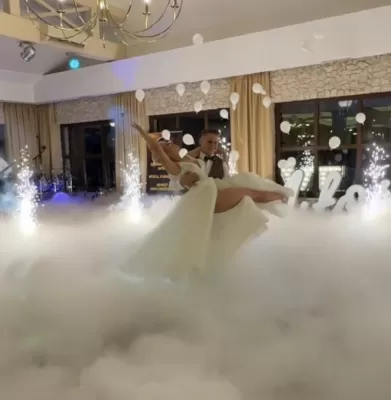 Wybuchowe balony podczas pierwszego tańca pary młodej na weselu w Lublinie.