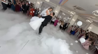 Wybuchowe balony podczas pierwszego tańca pary młodej na weselu w Zamościu.