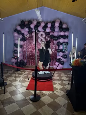 Fotobudka 360° na przyjęciu urodzinowym w Lublinie, goście robią sobie zdjęcia.