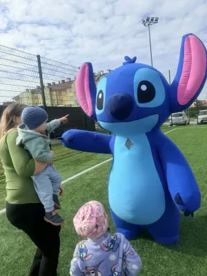 Uśmiechnięty Franio i maskotka Stich na charytatywnym wydarzeniu