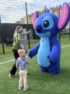 Maskotka Stich bawi dzieci na biegu dla Frania