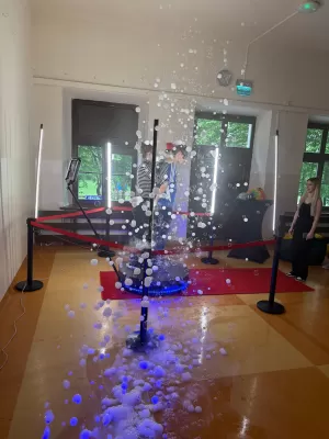 Pokaz baniek mydlanych z dymem podczas wesela