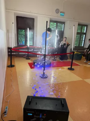 Animacje z bańkami na imprezie charytatywnej w szkole integracyjnej