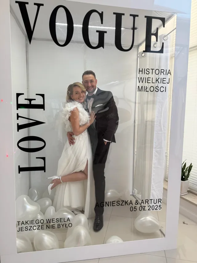 Fotobox VOGUE do wynajęcia - elegancka budka fotograficzna w stylu okładki magazynu