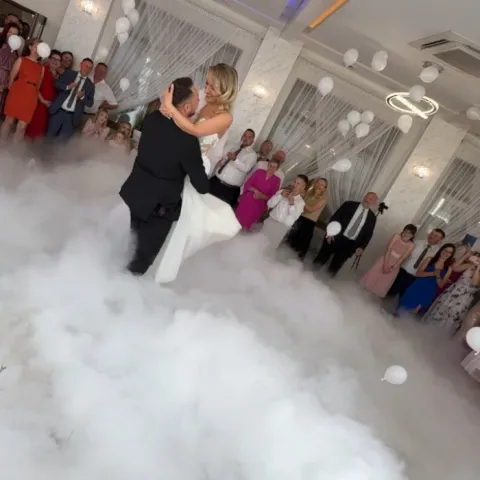 Wybuchowe balony na pierwszy taniec - setki małych baloników spadających na parę młodą