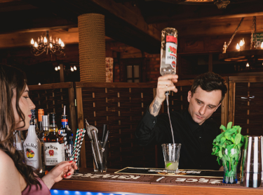 Barman na event firmowy - profesjonalna obsługa Kamikaze DrinkBar